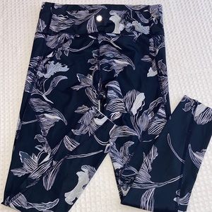 NEW! ATHLETA Challenge Bloom SMALL Floral 25” Leggings Zipper Pocket Navy White